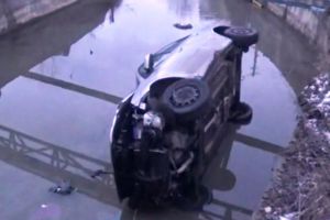Topliţa: Autoturism căzut într-un pârău