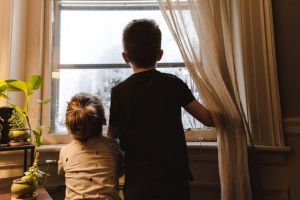 Izolarea este grea pentru copii – Cum îi ajutăm să treacă peste această perioadă
