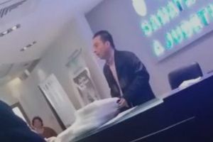 SCANDALOS. Cătană face „cătănie” cu angajaţii DSP, care refuză să meargă la război fără „puşcă” (VIDEO)