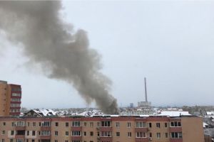 Brasov. Explozie urmata de incendiu intr-un bloc. Echipajele de interventie, la fata locului 