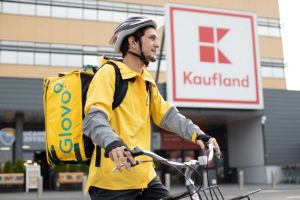 Kaufland şi Glovo asigură livrare cu plata la domiciliu pentru persoanele în vârstă sau cu dizabilităţi