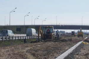 Prelungirea drumului din strada Anghel Saligny a intrat în faza amplasării bordurilor (FOTO)