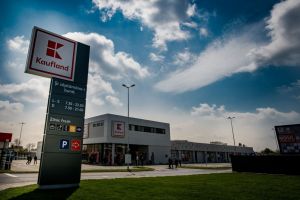 Kaufland şi Glovo lansează o linie telefonică cu livrare gratuită pentru vârstnicii din Sibiu