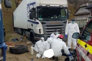 Un bărbat a murit după ce a fost prins sub TIR, la Ilva Mică