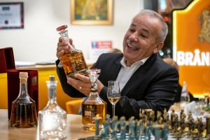 Record Mondial! Pălinca Zetea din Satu Marea, cea mai scumpă din lume