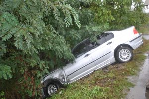 FOTO&VIDEO. Accident pe drumul spre Halmeu. Două maşini în şanţ. O persoană rănită