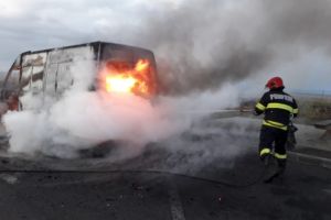 Incendiu violent pe Autostrada A1. Un microbuz s-a facut scrum (galerie foto)