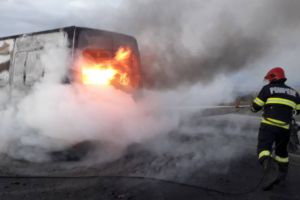 Incendiu puternic la un microbuz, pe autostrada Timişoara-Lugoj