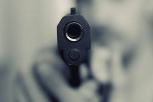 Focuri de armă pentru prinderea unor adolescenţi care încearcau să fure dintr-o casă în construcţii, la Dumbrăviţa
