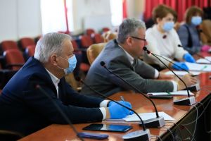 Cu mască la vot: Consiliul Judeţean şi-a rectificat bugetul pentru a da bani Crucii Roşii Bihor, să cumpere materiale de protecţie pentru medicii de familie (FOTO / VIDEO)