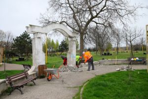 Angajatii Primariei Constanta refac elementele decorative din beton, arcadele si zidurile de sprijin deteriorate din parcul din cartierul Poarta 6