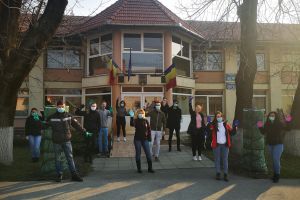 Exemplu: 14 tineri voluntari se asigură că persoanele în vârstă din Borsec nu duc lipsă de nimic