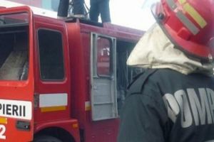 Incendii izbucnite ieri la un bloc din Topliţa şi la o casă din comuna Lăzarea