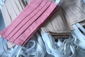 O mie de măşti, oferite de Cornel Manaz unor funcţionari şi salariaţi din privat aflaţi ...