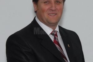 Primarul din Mitocu Dragomirnei şi încă doi voluntari le asigură alimente celor cu nevoi ...