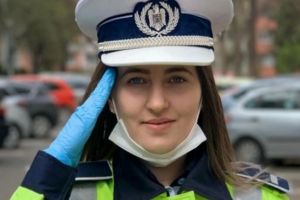 Iti vor da lacrimile! Reacţia unei poliţiste de doar 21 de ani atunci când a aflat că persoana pe care a oprit-o în trafic era medic
