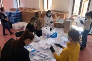 Angajatele Primăriei Baia Mare pregătesc cele 50.000 de pachete. Vezi aici, ce conţine pachetul (FOTO)