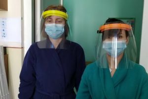 Doi antreprenori orădeni produc viziere reutilizabile cu sprijinul Sapient Group (FOTO)