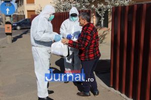 GALERIE FOTO: Primăria Focşani a distribuit peste 350 de pachete persoanelor vârstnice cu venituri mici