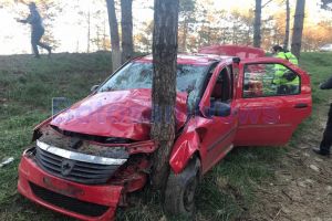 FOTO  Accident grav la Botoşani! Un poliţist a intrat cu maşina într-un copac. Angajatul IPJ a rămas încarcerat