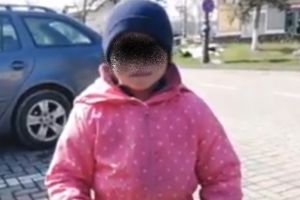 FOTO Fetiţă de 6 ani, la cerşit, în plină epidemie de coronavirus. „Vreau să cumpăr pulpe şi nişte barabule”