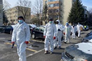 A început montarea dispenserelor cu dezinfectant la blocuri