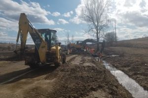 FOTO: Șantierele Consiliului Judeţean Sibiu au fost reluate. Se lucrează pe DJ 141 Mediaş – Bârghiş