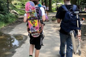 Cum pot ieşi din casă tinerii sub 18 ani? Ce obligaţii au părinţii