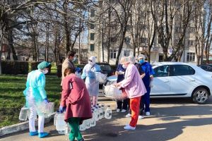 Deputatul Răzvan Rotaru a donat soluţii de dezinfectie şi viziere în valoare de 15.000 lei, Spitalului de Boli Infecţioase din Botoşani