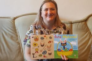 VIDEO| De Ziua Internaţională a Cărţii pentru copii, o educatoare de la Grădiniţa nr.9 din Alba Iulia, le-a citit copiilor, online, o poveste despre Pete Motanul