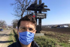 O mie de măşti, oferite de Cornel Manaz unor funcţionari şi salariaţi din privat aflaţi ...