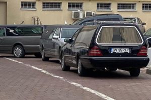 “Era într-un sac, îmbrăcat în pijamale. Sicriul sigilat, învelit în folie de plastic. ...