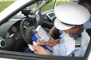 Un mopedist beat şi fără permis a ajuns în şanţ. ...