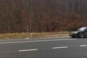 Drumurile naţionale din judeţ sunt curate. La Borşa, drumarii au îmrăştiat 2 tone de material antiderapant