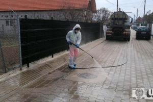 FOTO, VIDEO| Străzile şi trotuarele din Bărăbanţ dezinfectate joi cu clor, ca măsură de prevenţie împotriva COVID-19