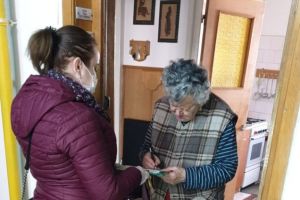 300 de pachete cu produse de igienă şi alimentare de strictă necesitate vor ajunge astăzi  la persoanele vârstnice vulnerabile