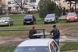 VIDEO – FOTO: Doi pensionari din Vasile Aron, la un pahar de bere în parc – Ignoră interdicţiile autorităţilor