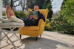 Chiricheş citeşte cărţi motivaţionale