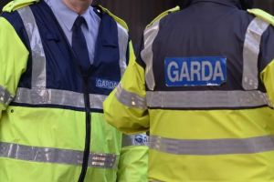 Neposean, arestat în Irlanda. A vrut să scuipe doi poliţişti. Le-a spus că e mafiot şi are noul coronavirus