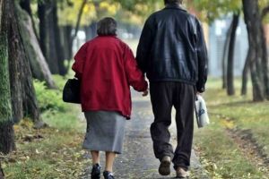 Telefon de urgenţă în Timiş pentru vârstnicii de peste 65 de ani şi persoanele aflate în izolare