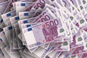 Medicii şi asistentele care luptă împotriva COVID-19 ar putea primi un bonus de 500 de euro pe lună
