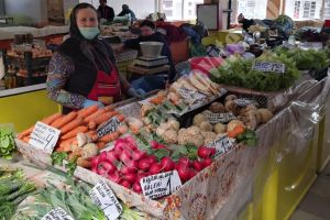 Cumpăraţi de la producătorii locali! Uite cât de aprovizionată este Piaţa 1 mai (VIDEO)