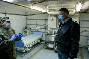 Iohannis zice că un bonus de 500 de euro ajunge pentru medicii care lucrează cu pacienţii infectaţi. De asistente şi infirmiere nu zice