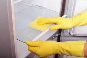 Cum să păstrezi frigiderul curat fără detergenţi