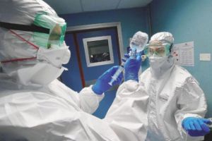 Klaus Iohannis: „Medicii care lucrează cu bolnavi de coronavirus vor primi bonus lunar de 500 de euro”