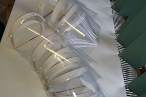 Echipa de robotică a Colegiului HCC din Alba Iulia a livrat prima tură de VIZIERE către Spitalul Judeţean