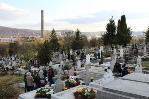 Accesul spre cimitirul nou din Bistriţa, cu urne funerare ”ca în Scandinavia”, blocat de 5 ani