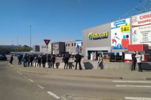 FOTO Continuă goana după cumpărături. Coadă pe zeci de metri astăzi la cel mai mare hipermarket din Botoşani