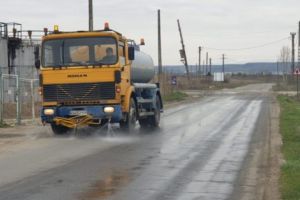 Agent economic din Oarja stropeşte străzile judeţene şi comunale