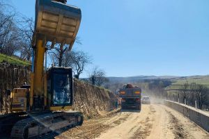 Lucrările de modernizare pe DJ 154 B Monor – limita jud. Mureş avansează